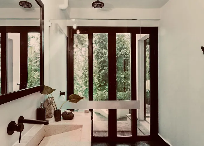 Luxury Treehouse, Stunning View, Great Location! Holiday home *